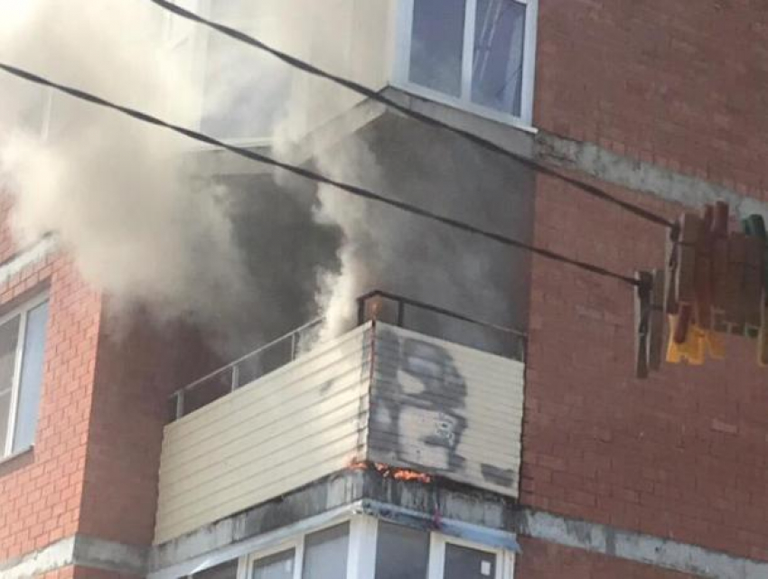 В Волжском загорелся балкон многоэтажки