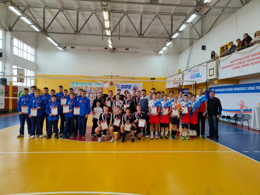 Команда из волжан и волгоградцев одержала победу в зональных соревнованиях по волейболу