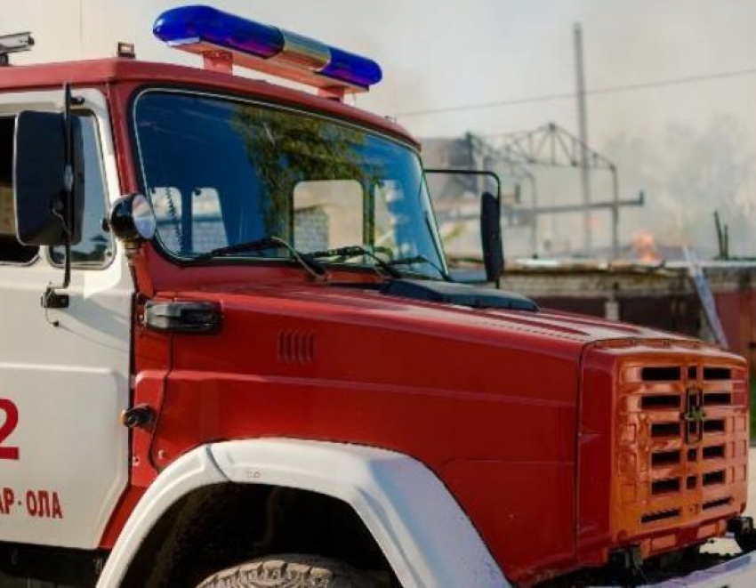 Пожарные тушили квартиру и подъезд в Волжском