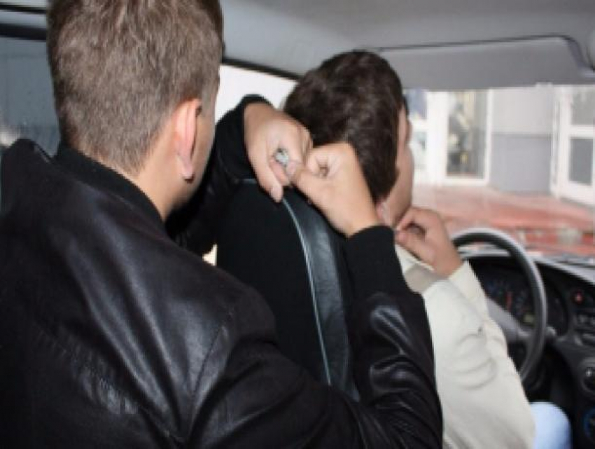 ﻿17-летнего пассажира такси задержали в Волжском с наркотиками
