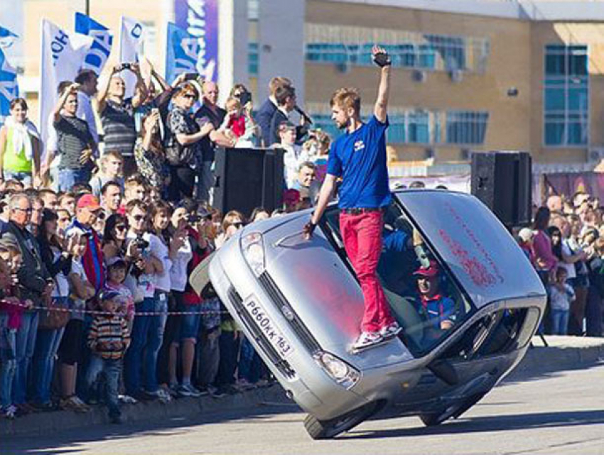 Шоу стоимостью более 430 тыс сорвалось в Волжском из-за дождя