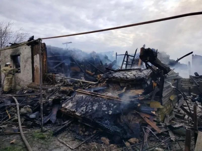 Дети выбежали из огня, родители остались внутри: под Волгоградом при пожаре погибли супруги