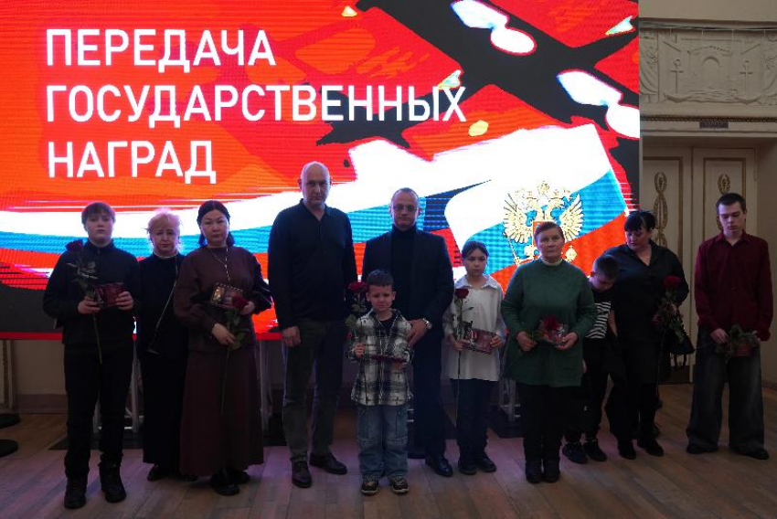 В Волжском передали государственные награды семьям погибших бойцов