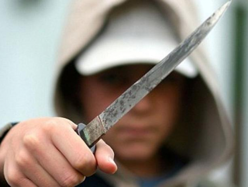 Неадекватный житель региона напал с ножами на сотрудника полиции