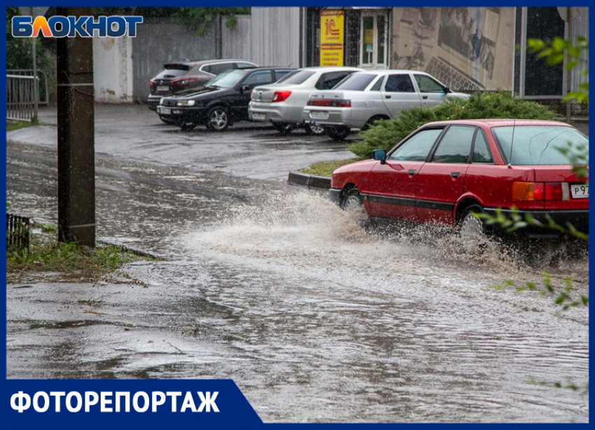 Волжский утонул после летнего дождя: фото