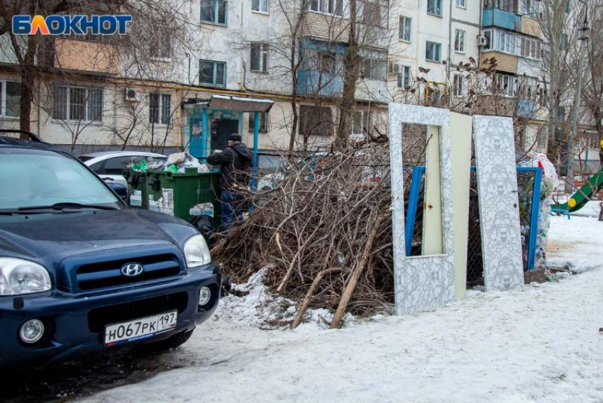 В Облдуме объяснили, почему регоператор не вывозит крупный мусор и ветки в Волжском