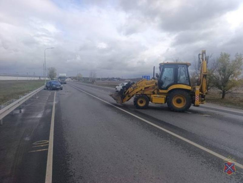 «Рено» столкнулся с экскаватором в Среднеахтубинском районе: водитель в больнице