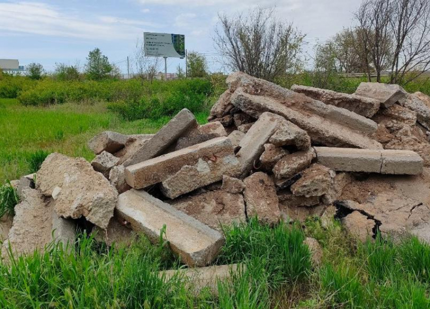 Свалку из старых бордюров со стройки устроили в поселке Волжского: фото