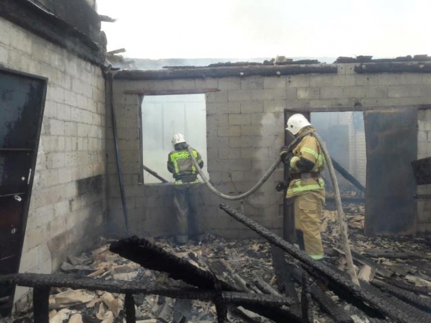 Масштабный пожар на окраине Волжского тушили сотрудники МЧС