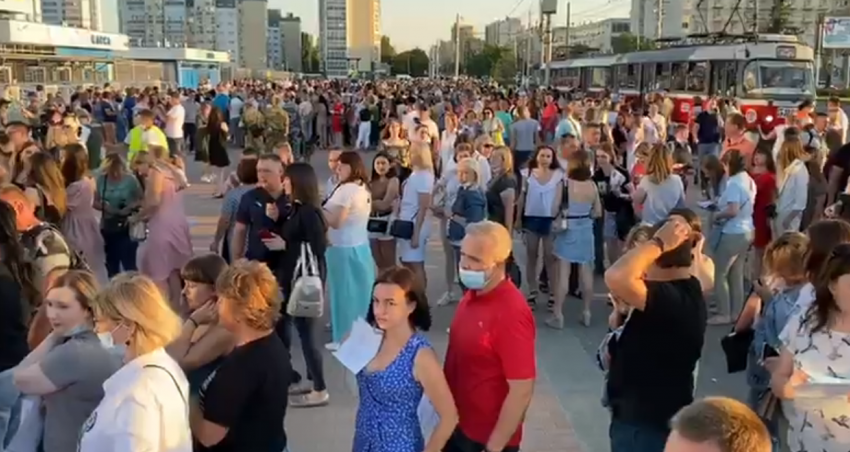 Тысячи людей ждут в очереди концерт «Руки вверх» в Волгограде: видео