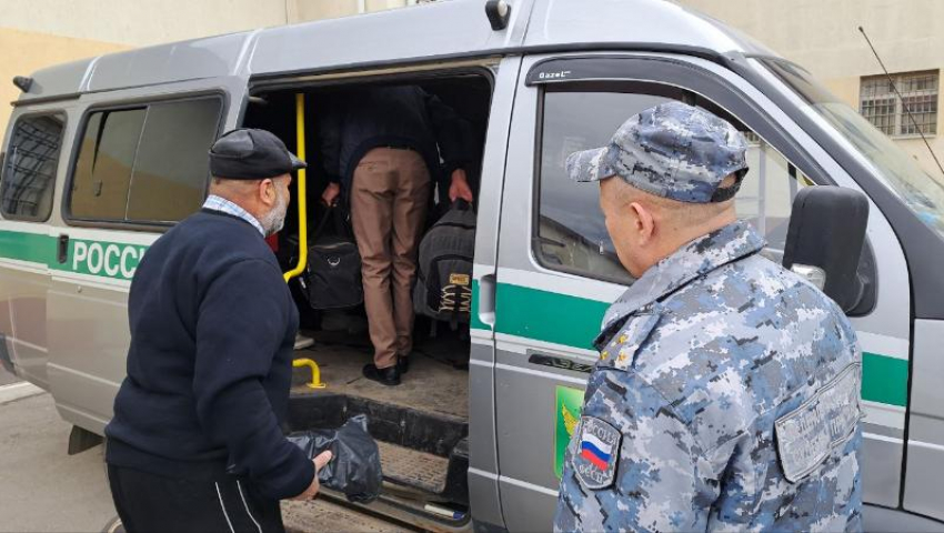 Выдворили из Волжского и других городов области: приставы вывезли 126 мигрантов за пределы страны