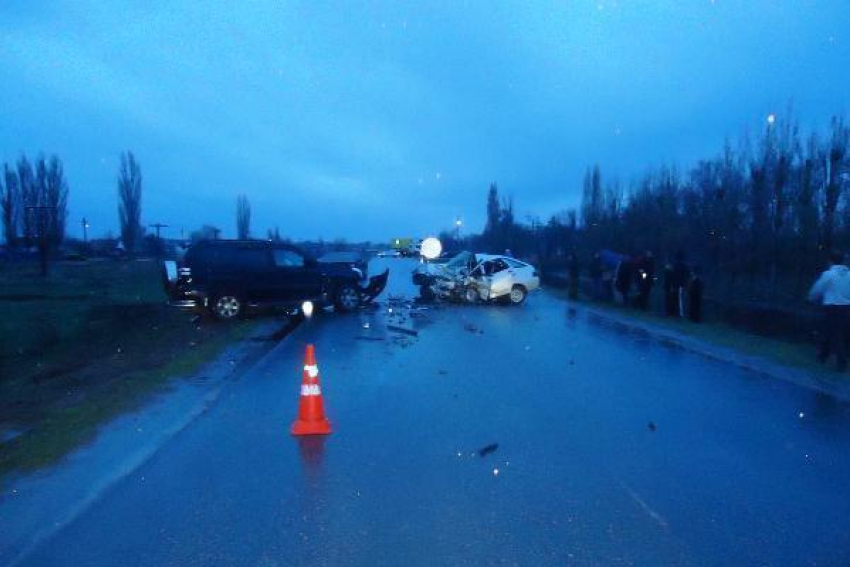 Под Волгоградом водитель ВАЗ-21120 погиб, протаранив Land Cruiser