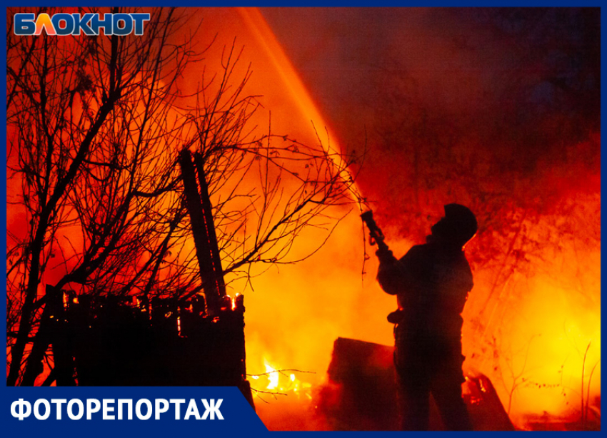 Страшный пожар полыхает в частниках Волжского: фоторепортаж