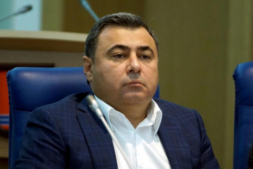 Депутату облдумы Руслану Шарифову советуют сдать мандат, чтобы не порочить честное имя депутатов