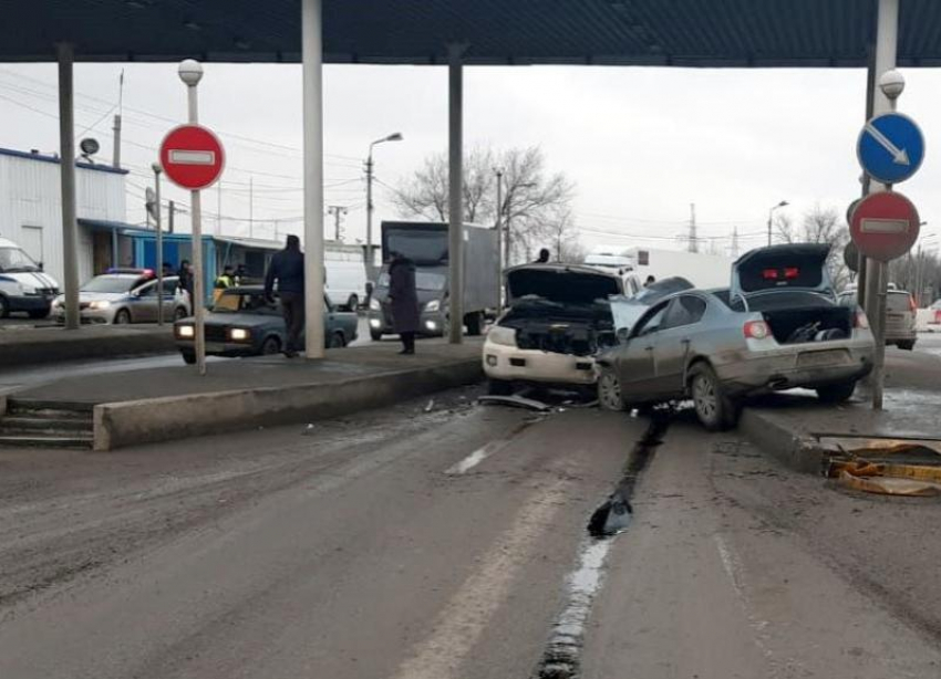 Все, что известно о лобовом столкновении на посту ДПС в Волжском