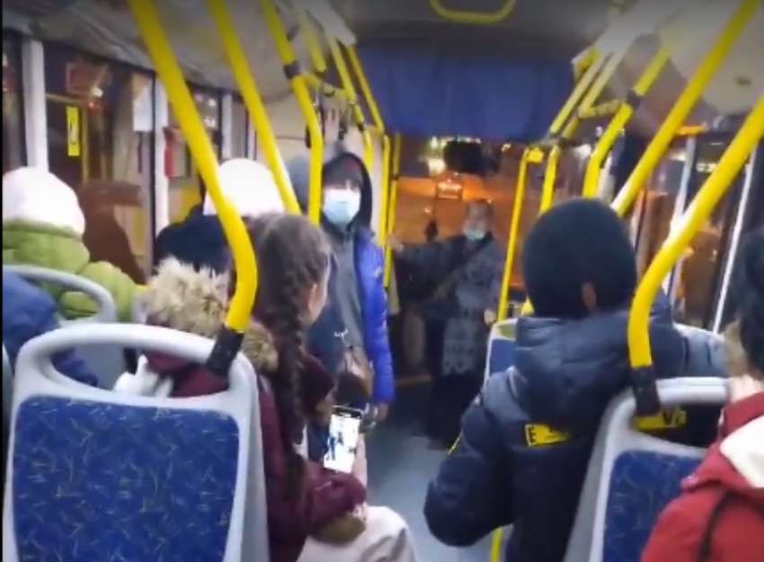 Обругал детей матом и снимал всех на видео: мужчина устроил переполох в автобусе в Волжском