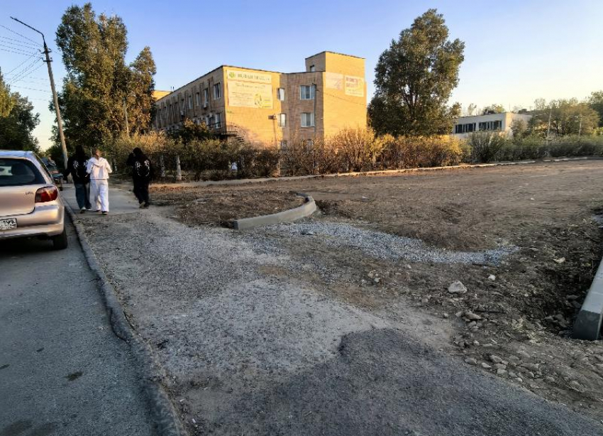 В Волжском дети добираются до школы, лавируя по дорожкам от авто