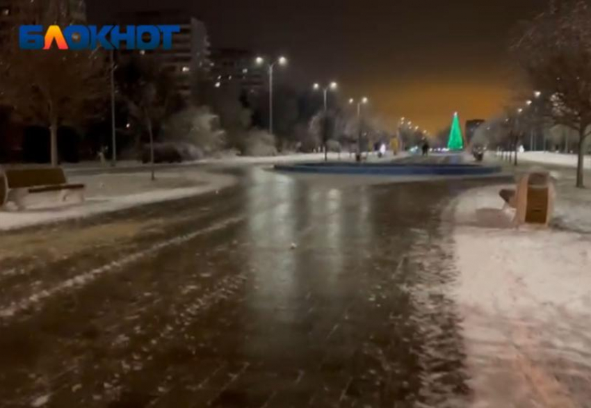 Парк Волжский превратился в сплошной каток: главная площадь оказалась не готова к зиме