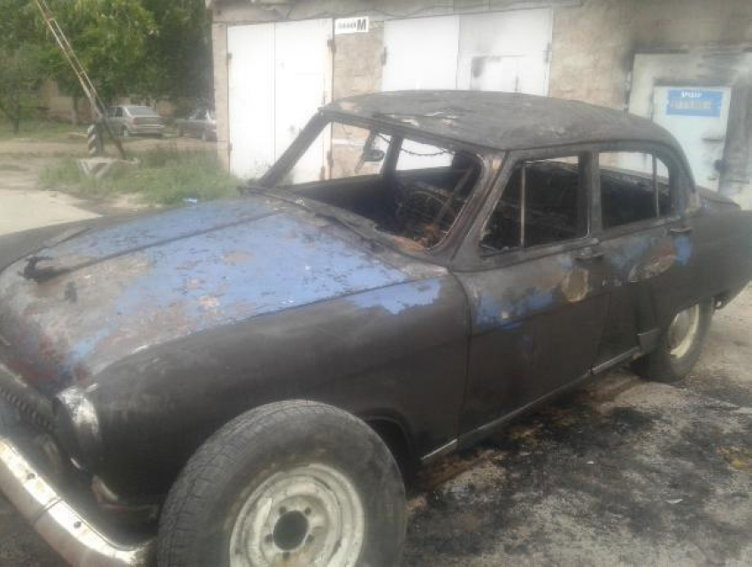 Раритетная «Волга» сгорела в Волжском в гараже