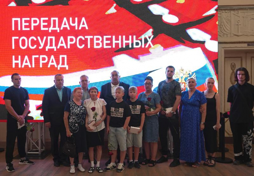В Волжском родственникам павших героев СВО вручили боевые ордена и медали