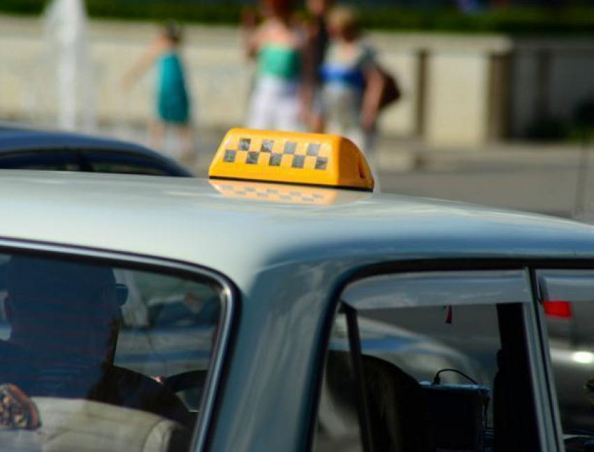 Доверчивый таксист оплатил клиенту сотовую связь на восемь тысяч рублей в Волжском