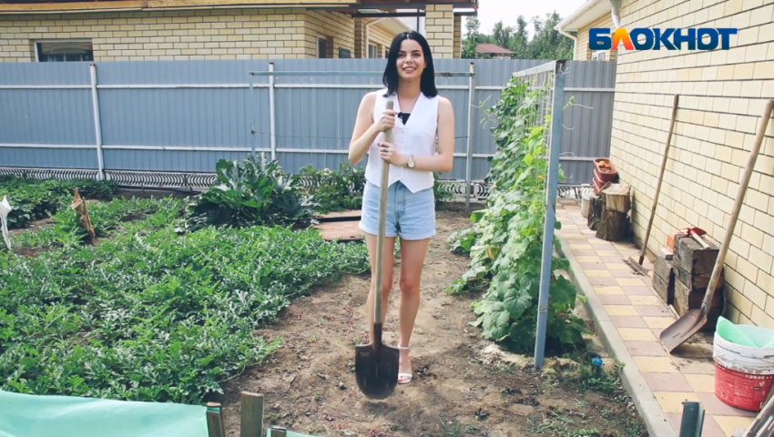 Анастасия Куликова прополола волжские грядки на каблуках и в топе: видео