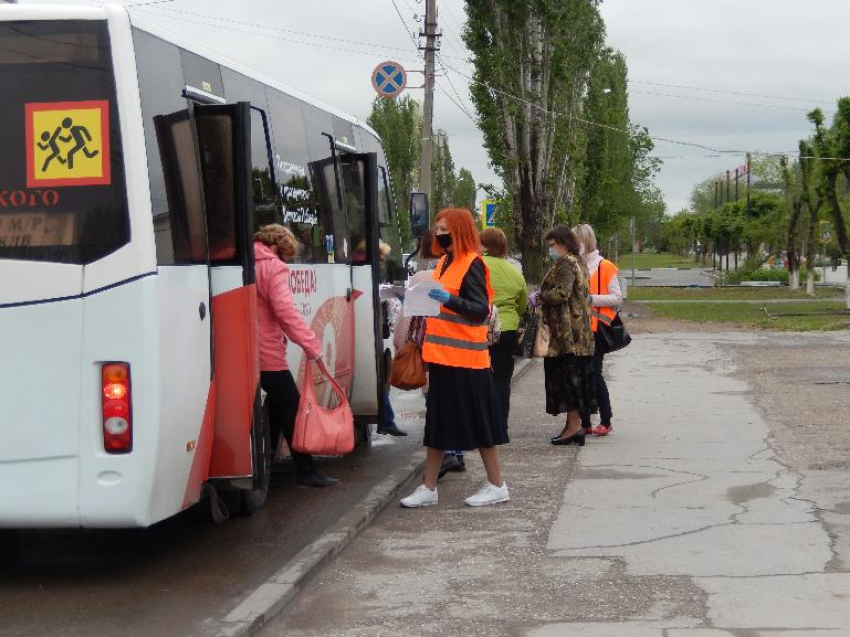 Пассажиров автобусов проверяют на соблюдение масочного режима в Волжском