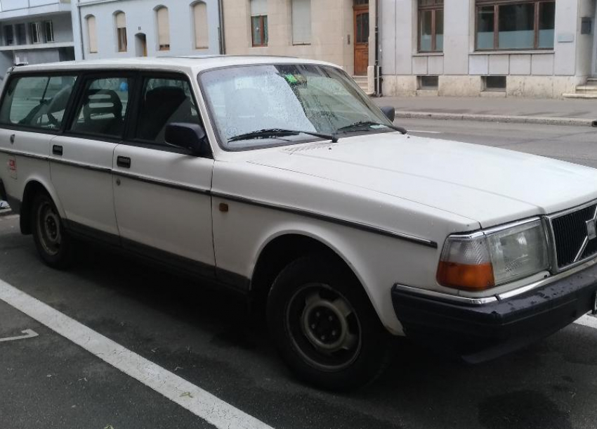 Автомобиль без водителя сбил волжанку