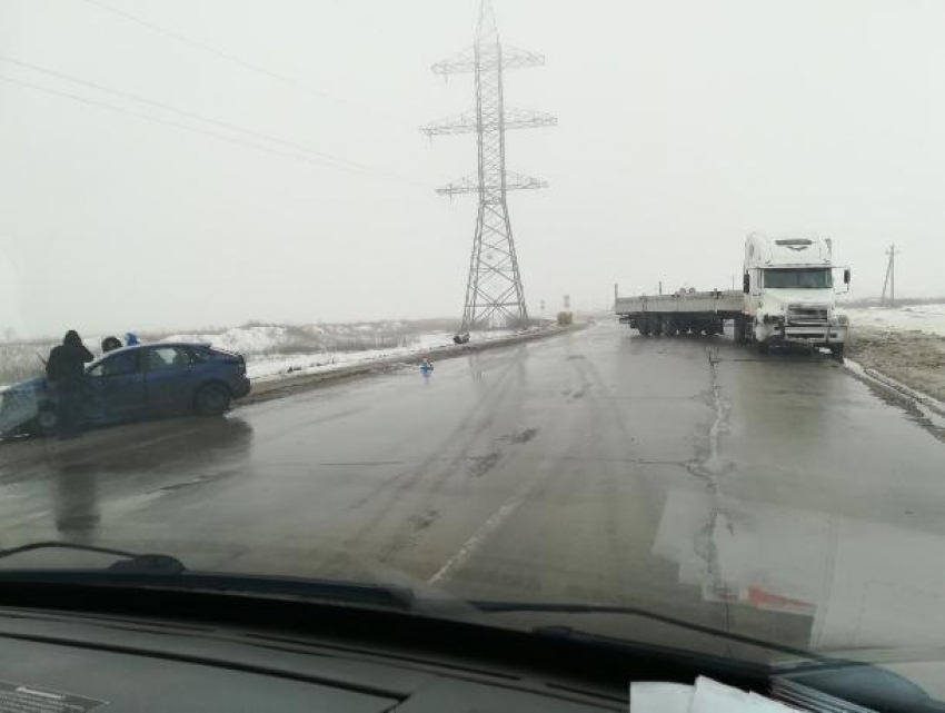 Иномарка и грузовик врезались на новом мосту в Волжский