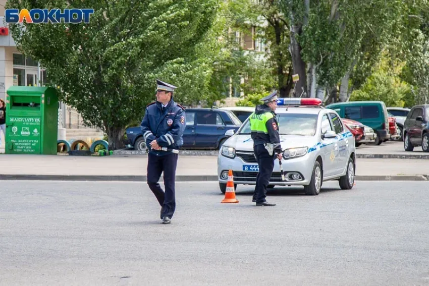 В Волжском пешехода сбили прямо на светофоре 