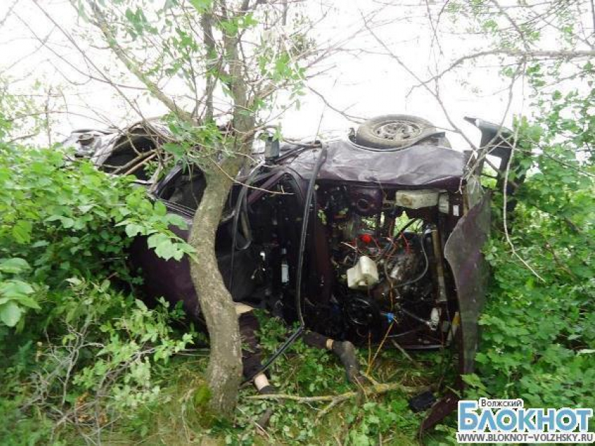 В Волгоградской области водитель не справился с управлением и погиб на месте аварии