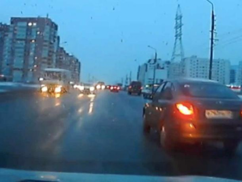 Волжанин чудом успел объехать неожиданно появившуюся автоледи на дороге Волжского