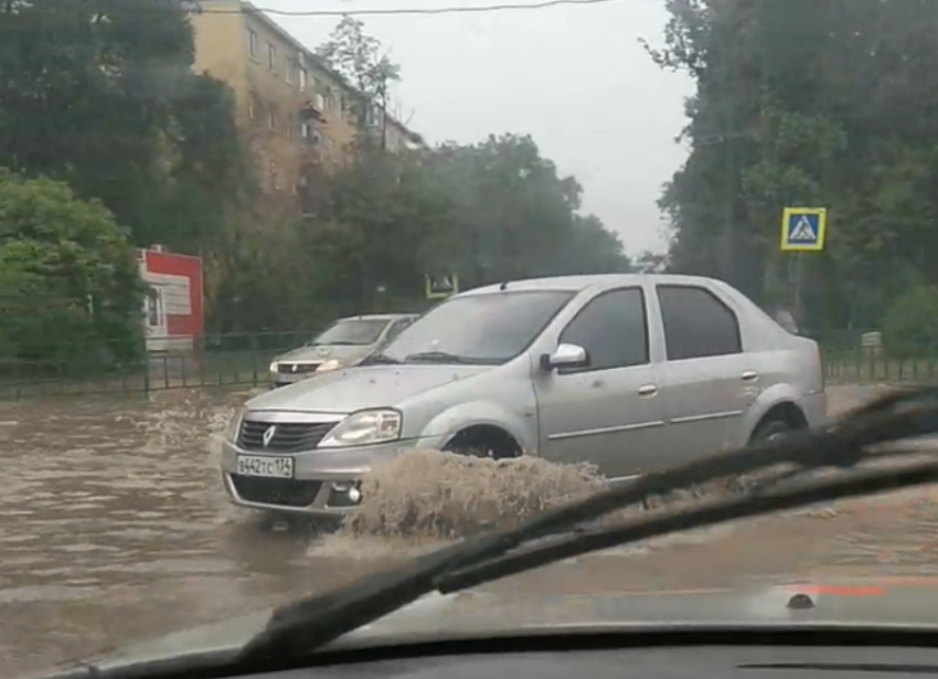 Ливневки не справляются с потоком воды: горожане показали на видео потоп на улицах Волжского 