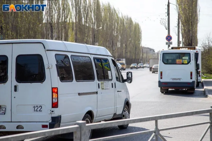 В Волжском пассажир маршрутки попал в больницу после падения в салоне