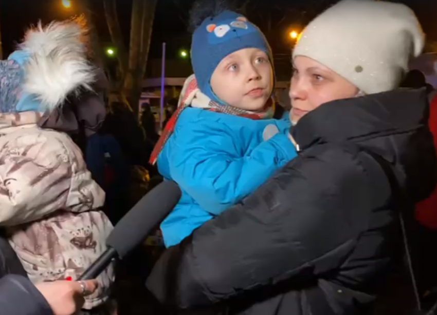 Поезд с беженцами прибыл в Волжский: видео