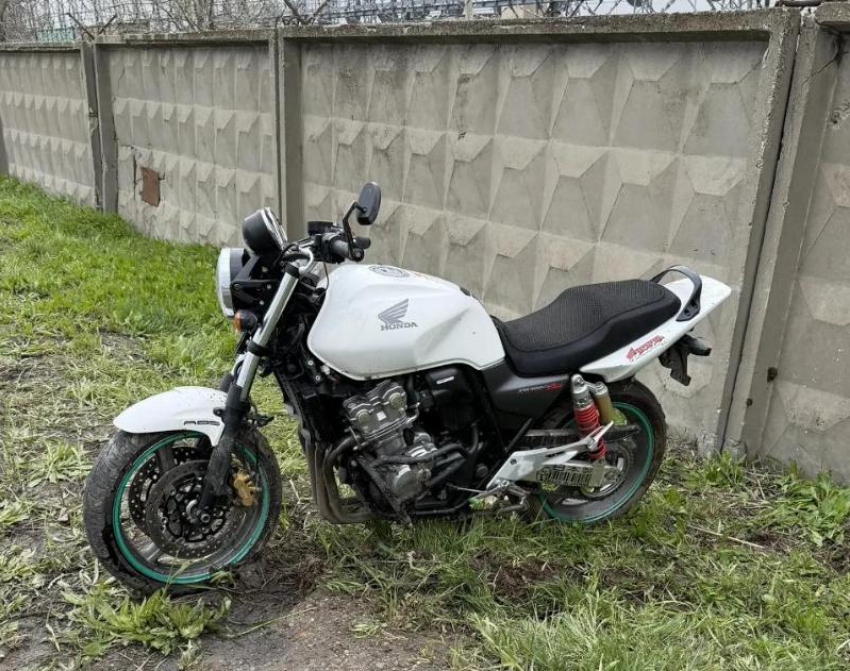 В Волжском мотоциклист без прав влетел в бетонный забор прямо у опоры ЛЭП