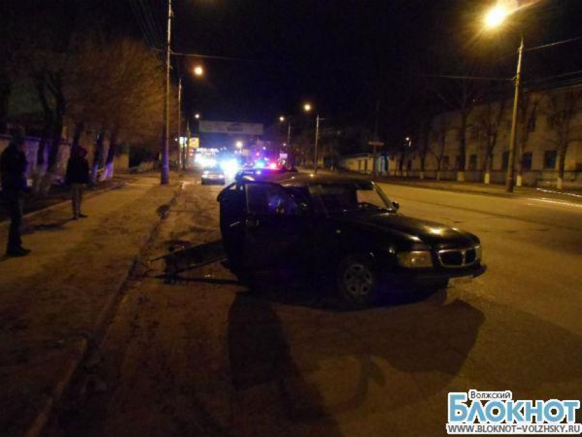 В Волгограде водитель без прав врезался в столб