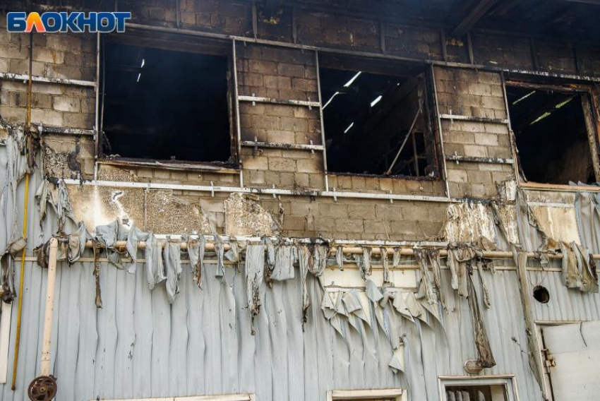 В Волжском выгорел жилой дом в Погромном