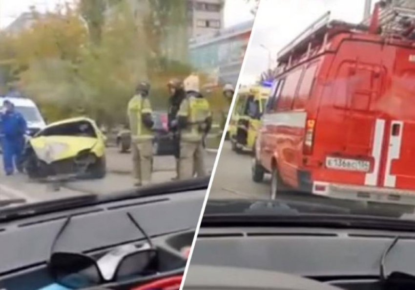 Машина разлетелась по всей остановке: жуткая авария попала на видео в Волжском