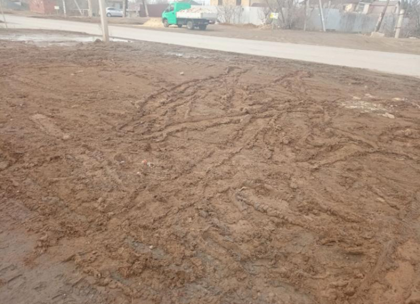 В непролазную грязь превратилась обочина отремонтированной дороги на острове Зеленый в Волжском
