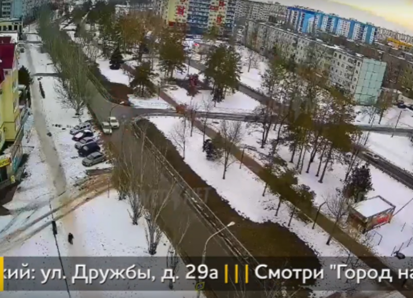 «Не успел проскочить»: авария в Волжском попала на видео