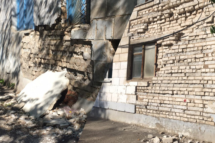 В центре Волжского разрушается здание общежития
