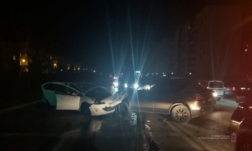 В Волгограде в лобовом столкновении авто пострадали 4 человека