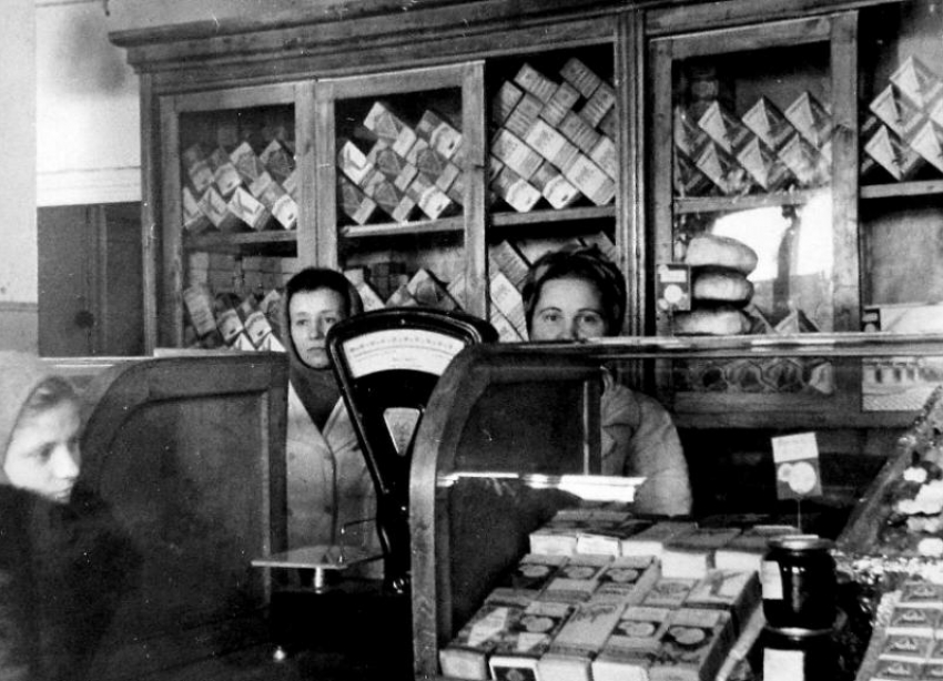 Килограмм колбасы в одни руки: как волжане отоваривались в гастрономе в советское время