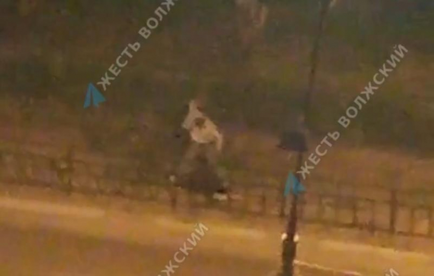 «Подрезал» телефон и избил: на видео попало нападение на подростка в Волжском