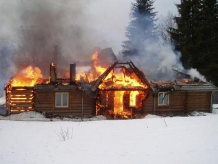 Причиной воскресного пожара в бане Волжского стал перекал печи