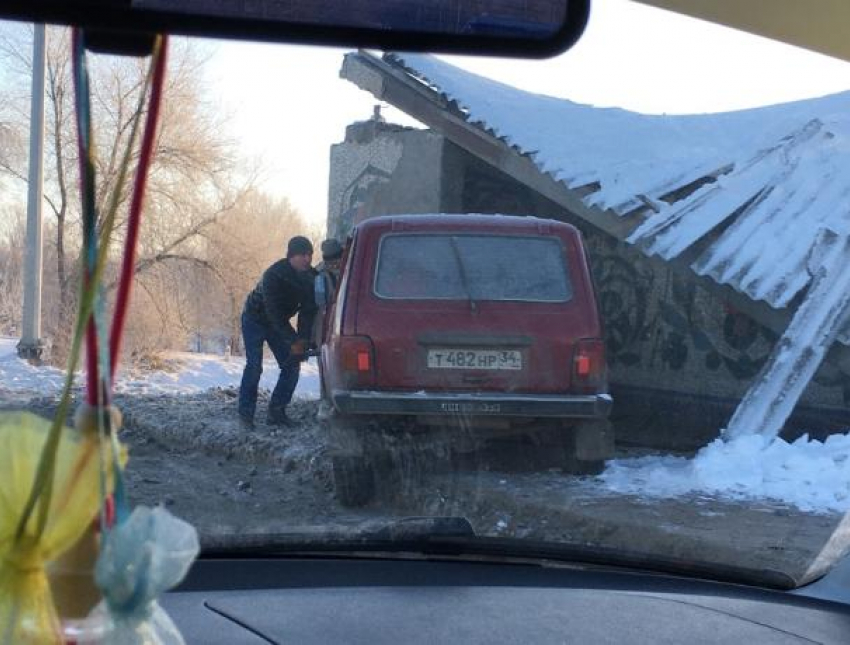 «В гараж запарковался»: под Волжским «Нива» протаранила остановку