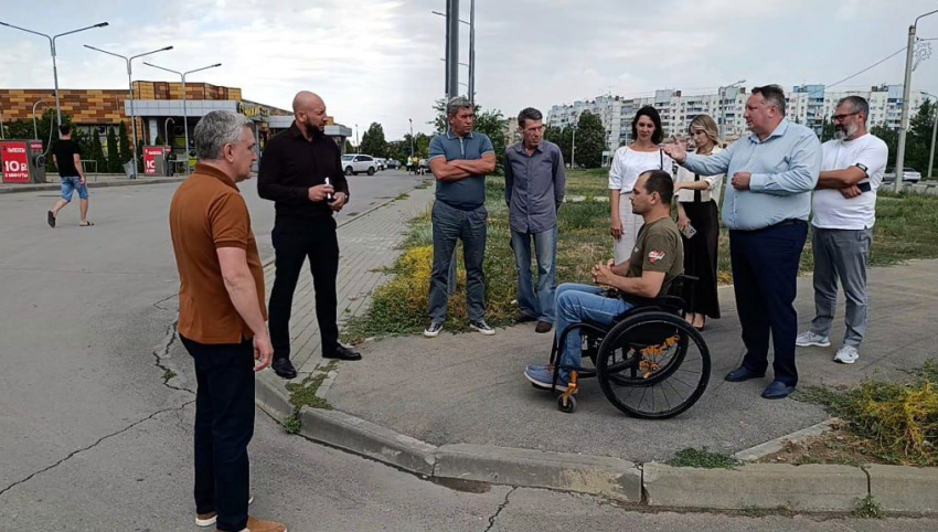Депутаты провезли инвалида по Волжскому, чтобы убедиться в недостатке пандусов и наличии плохих дорог