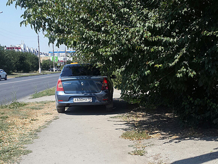 Фееричный автохам из Волжского занял весь тротуар, чтобы спрятать машину в тенечке