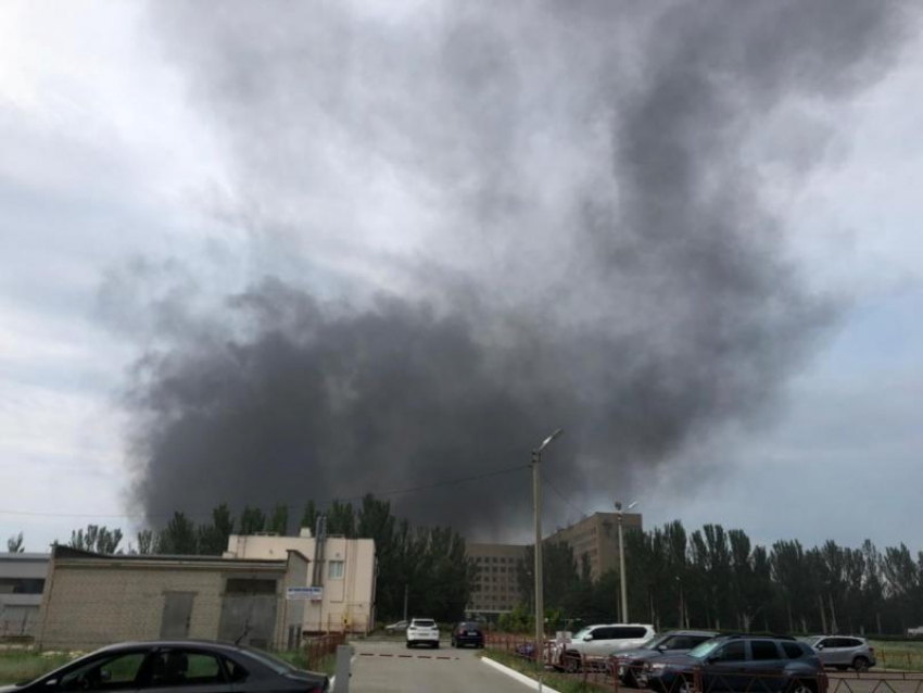 Смог, дым и паника: в Волжском бушует большой пожар
